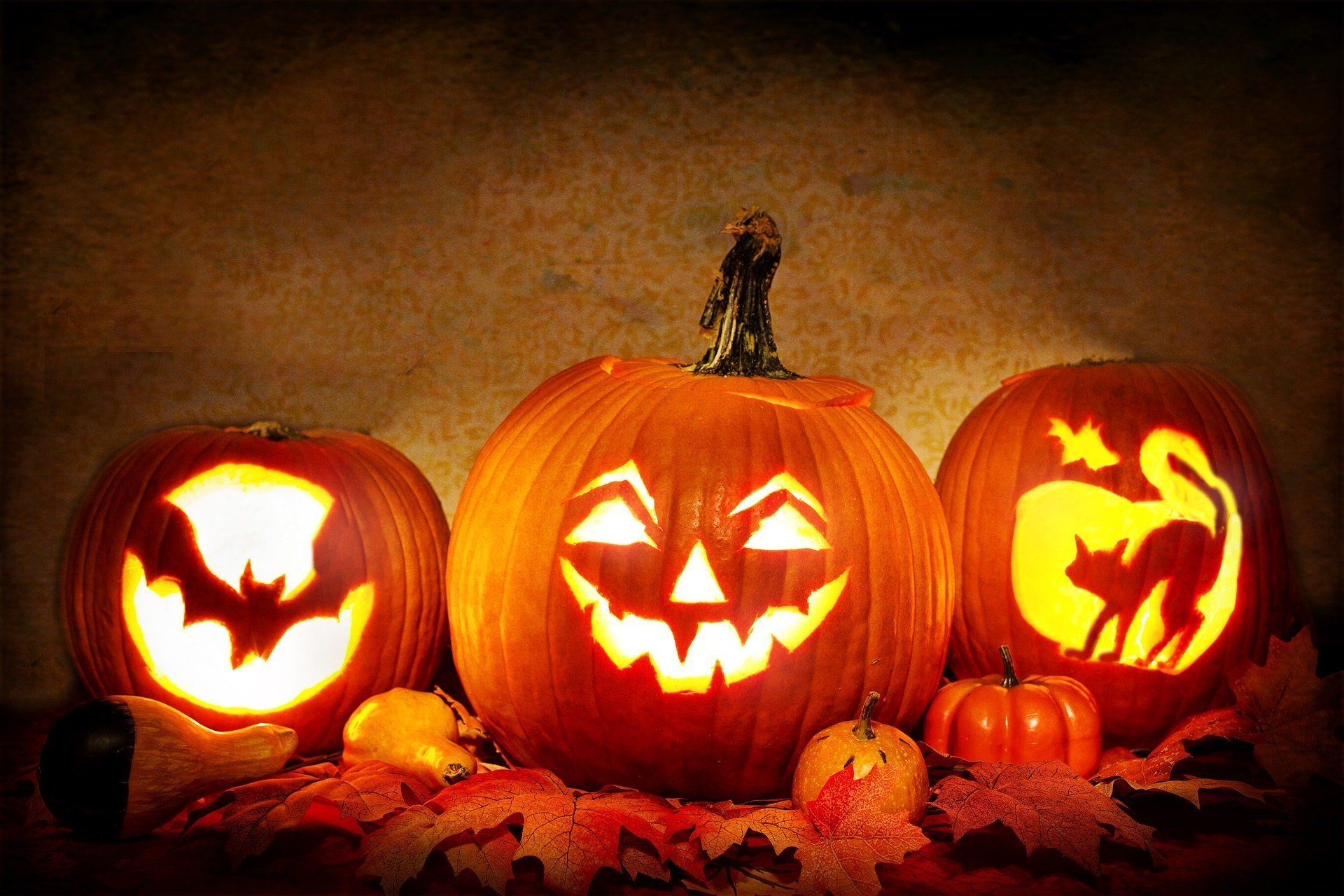 Halloween Playhouse-pumpkin carving